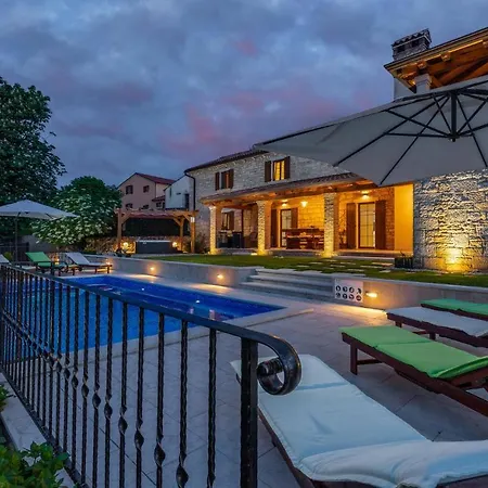 Awesome Home In Tinjan With Kitchen Tinjan