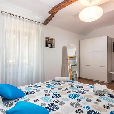 Awesome Home In Tinjan With Kitchen Holiday home