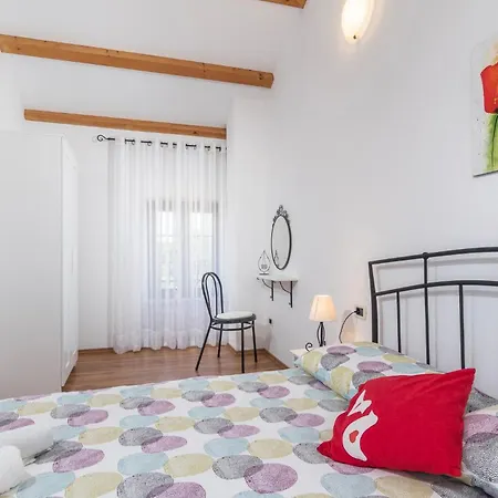 Awesome Home In Tinjan With Kitchen Tinjan