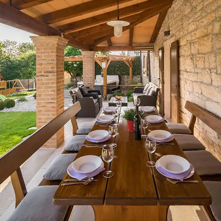 Awesome Home In Tinjan With Kitchen Holiday home