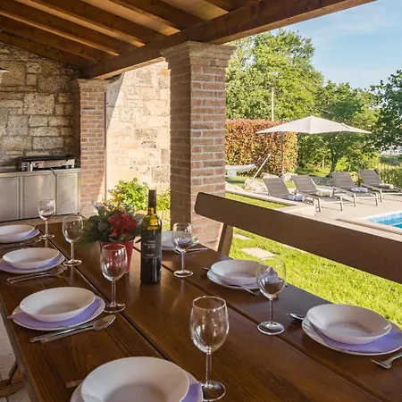 Holiday home Awesome Home In Tinjan With Kitchen