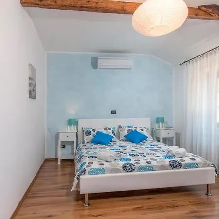 Awesome Home In Tinjan With Kitchen