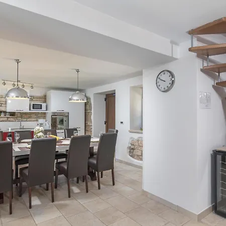 Holiday home Awesome Home In Tinjan With Kitchen