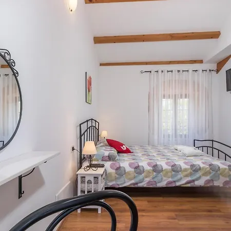 Holiday home Awesome Home In Tinjan With Kitchen