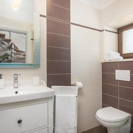 Holiday home Awesome Home In Tinjan With Kitchen Tinjan
