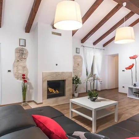 Awesome Home In Tinjan With Kitchen Tinjan