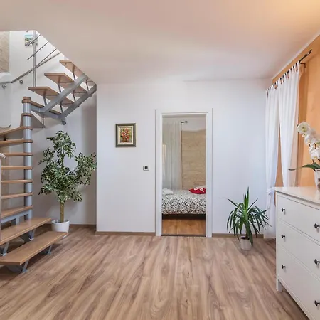 Awesome Home In Tinjan With Kitchen *