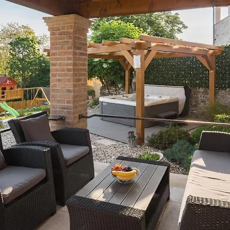 Awesome Home In Tinjan With Kitchen * Tinjan