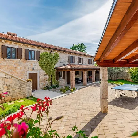 Awesome Home In Tinjan With Kitchen *