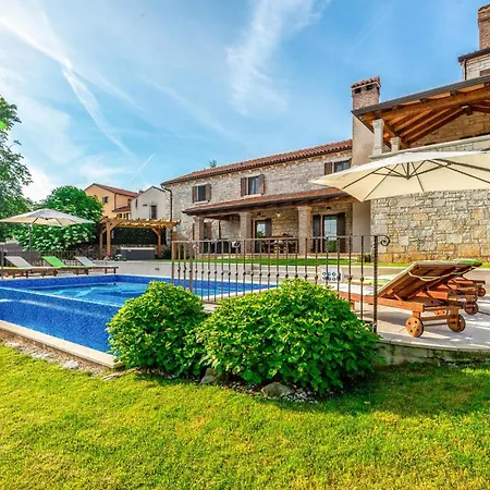 Stunning In * Tinjan