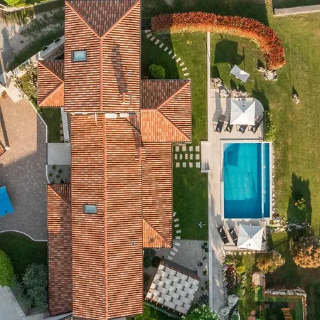 Stunning In * Tinjan