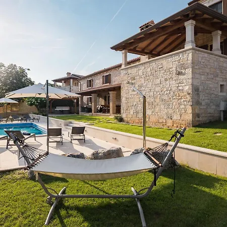 Stunning In Tatil Evi Tinjan