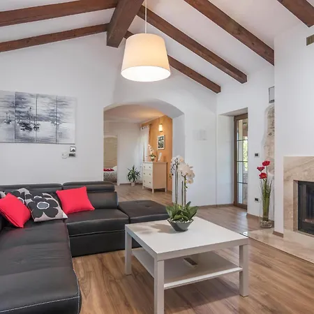 Stunning In Tatil Evi Tinjan