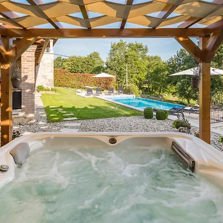 Сasa de vacaciones Awesome In With Kitchen Tinjan