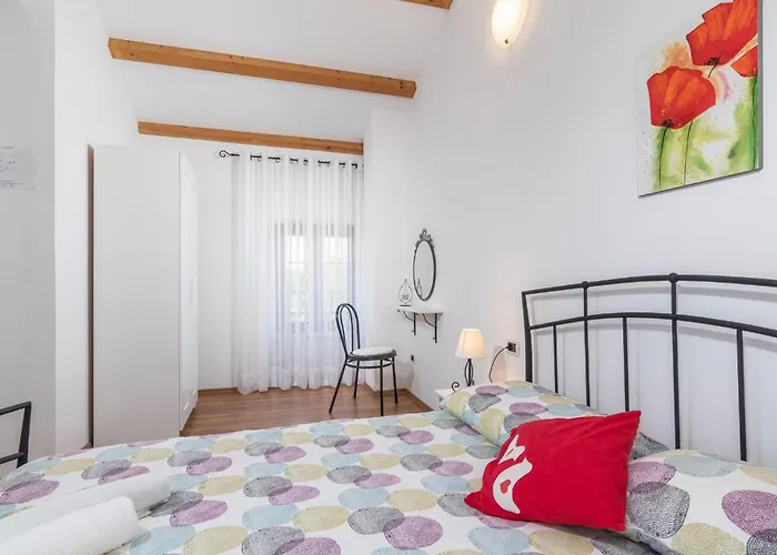 Stunning Home In Tinjan Tinjan