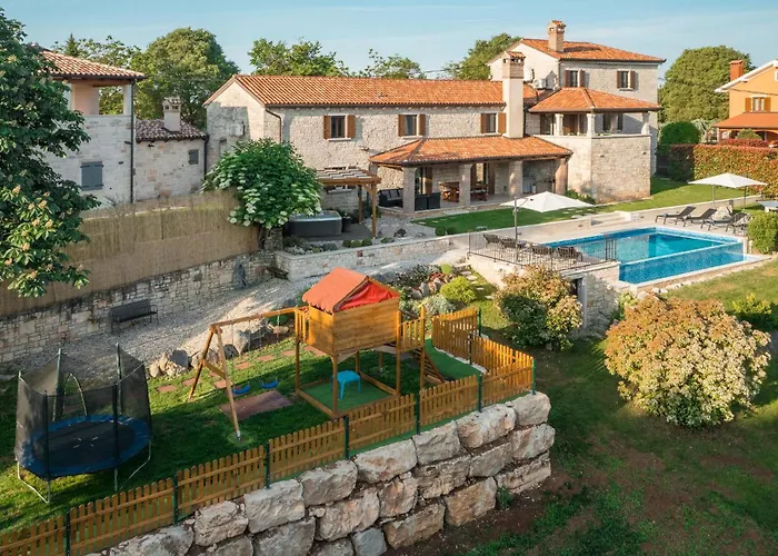 Vikendica Stunning Home In Tinjan Tinjan