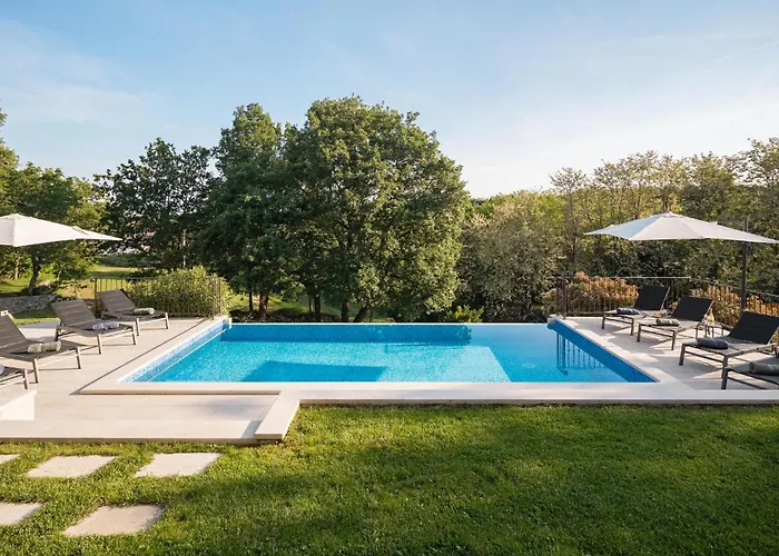 Stunning Home In Tinjan Tinjan